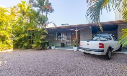 Casa 2 quartos com possibilidade para 3 quartos, pátio com vaga para 4 carros