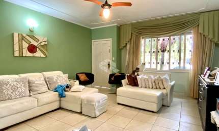 CASA TÉRREA  3 QUARTOS GARAGEM  CHURRASQUEIRA 220M2 ÁREA  BAIRRO SARANDI