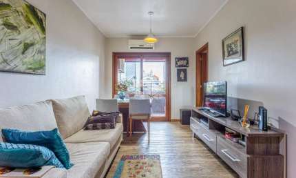 Apartamento de 2 dormitórios com sacada integrada e churrasqueira  com  vaga coberta no bairro Jardim Lindóia
