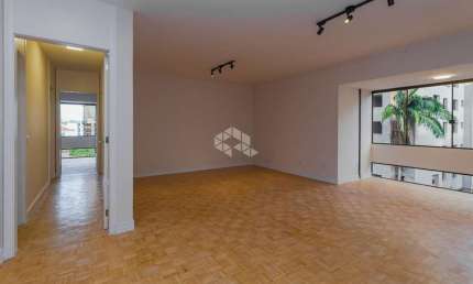 Apartamento todo reformado, 3 quartos, 2 vagas no bairro Petrópolis.