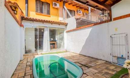 Casa com piscina e lareira no bairro Jardim Itú Sabará em Porto Alegre-RS!