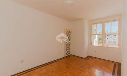 Apartamento amplo com 2 quartos, na General Caldwell no bairro Menino Deus.