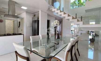CASA COM 4 QUARTOS, 5 BANHEIROS, 4 VAGAS NO JARDIM  LINDÓIA