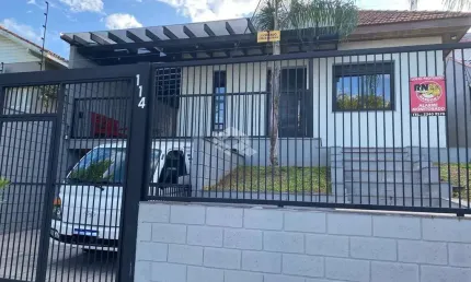 Casa com 2 dormitórios, 2 vagas de garagens, no Jardim Lindoia.