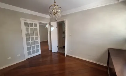 Apartamento central somente à venda ed. marques do herval, 3 dormitórios (com opção de 4) sendo uma suíte, 2 vagas de garagens.