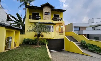 Casa para venda no condominio Aruã com 03 dormitórios e fundo reserva.