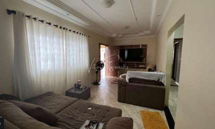 Casa espaçosa com 3 quartos a venda na Rua Anchieta em Birigui.