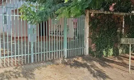 CASA COM TRÊS QUARTOS - TERRENO INTEIRO - À VENDA EM BIRIGUI - BAIRRO IZABEL MARIN