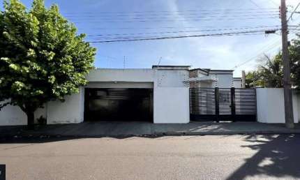 CASA COM PISCINA - À VENDA NO JD PLANALTO EM BIRIGUI