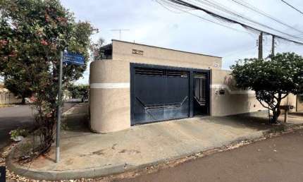 CASA COM TRÊS QUARTOS NO JD. NOVO JARDIM STÁBILE - EM BIRGUI