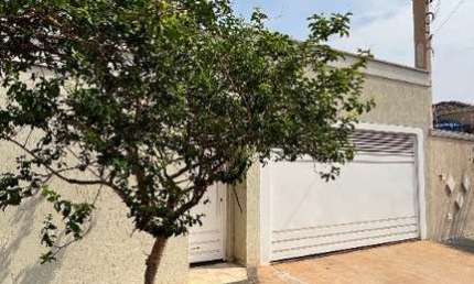 Casa de três quartos com suíte a venda no Bairro Parque das Naçoes em Birigui