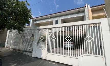 Casa de três quartos com suíte para venda no Centro em Birigui