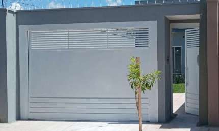 Casa à venda em Birigüi-SP, Vila Guarujá: 3 quartos, 1 suíte, 2 salas, 2 banheiros, 4 vagas de garagem, 100m².