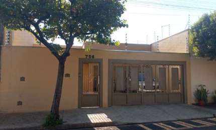 Imperdível oportunidade: Casa à venda em Birigüi-SP, Jardim São Braz, 3 quartos, 1 suíte, 2 salas, 3 banheiros, 5 vagas, 192m²!