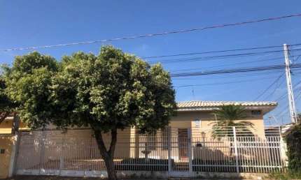 Imperdível! Casa à venda em Birigüi-SP, Centro - 3 quartos, 1 suíte, 3 salas, 2 banheiros, 3 vagas de garagem, 190m².