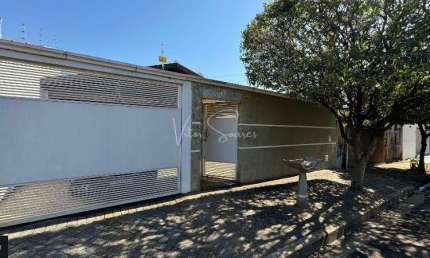 Casa a venda com três quartos sendo um suíte em Birigui.