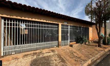 casa a venda no bairro Pedro Marin Berbel com terreno de 250m² e 176m² de construção.