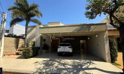 Casa a venda com 4 quartos no condomínio Aroeiras em Birigui.