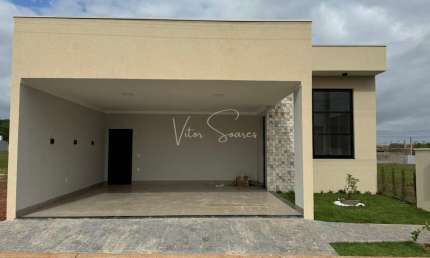 Casa a venda com três quartos no Condomínio Boa Vista