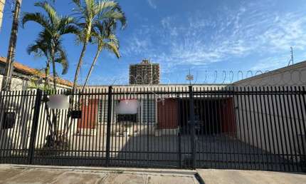 Casa á venda em Birigui, Garagem para dois veiculos coberta, Com sala de estar e de jantar, Dois quartos com suíte e três banheiros
