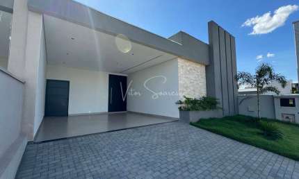 Casa á venda no Villa Lobos em birigui; Fotovoltaica, 3 suítes e uma com clouset, escritório, lavabo, sala de tv com pé direito alto, e piscina