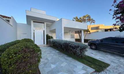 Casa em condomínio á venda em birigui no  Ibiza, casa com 2 suíte com armário, escritório, salas com pé direito alto, cozinha com armários e dispensa