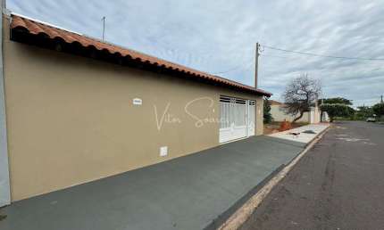 Casa á venda no Jardim São Braz em Birigui: Casa com 3 quartos, sendo um deles suíte já com armários, garagem para 2 veículos e sala de jantar