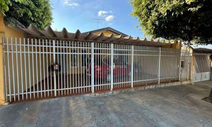Casa á venda no Parque das Nações em Birigui: Casa com 3 quartos, sala de tv, sala de jantar e garagem coberta para dois veículos