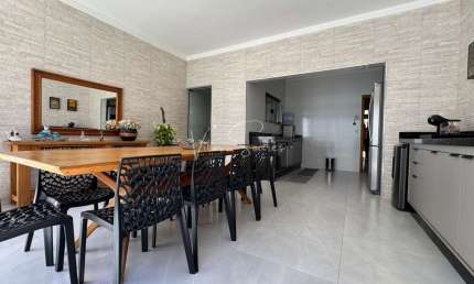 Casa á venda no condominio Veneza, casa com: 3 quartos sendo 2 suítes, sala de TV com pé direito alto, piscina e garagem coberta para 2 veículos