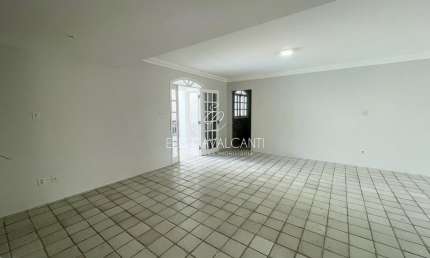Alugo casa em Candeias com 250 m² e área de lazer com piscina.