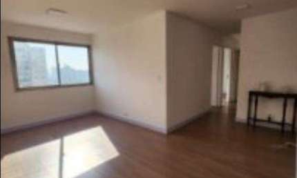 O apto recém-reformado e tem 80 m², 3 dormitórios, living para 2 ambiente