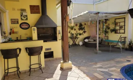 Linda Casa Assobradada com 5 suítes, 6 banheiros e piscina privativa 400m2