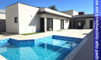 CASA TÉRREA NO CONDOMÍNIO FIGUEIRA GARDEM EM ATIBAIA COM 3 SUÍTES E PISCINA.