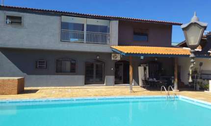 Casa com ampla piscina em um terreno com 1.010m² no bairro Jardim Estância Brasil em Atibaia!!