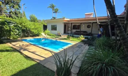 Casa térrea com piscina próximo ao pouso de asa delta