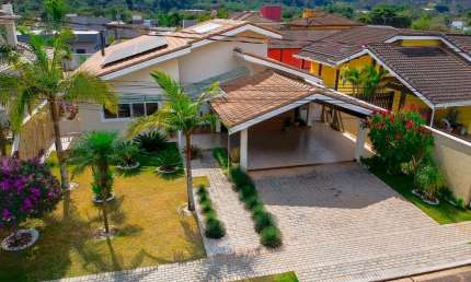 Casa de luxo em condomínio à venda em Atibaia-SP, Shambala II, com 4 quartos, 3 suítes, 3 salas, 4 vagas de garagem, 630m² de área. Venha conferir!