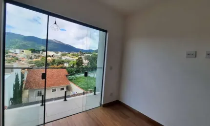 SOBRADO 3 DORMITÓRIOS COM LINDA VISTA PARA A PEDRA GRANDE