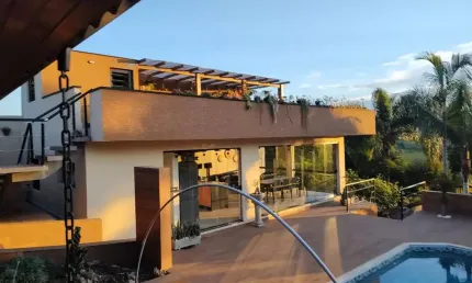 Casa estilo chácara à venda em um condomínio fechado!