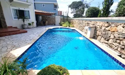 Sobrado com piscina pertinho da al. lucas à venda, com 3 quartos (1 suíte)