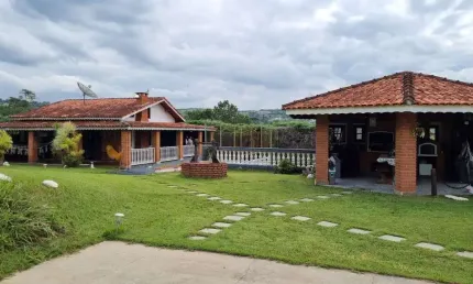 Chácara com 2000m² e 4 quartos à venda, em rua asfaltada e perto da fernão dias
