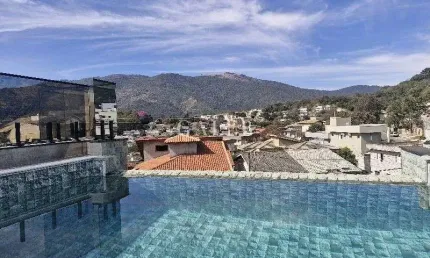 Casa térrea diferenciada com piscina de borda infinita, sauna, área goumert ,3 quartos