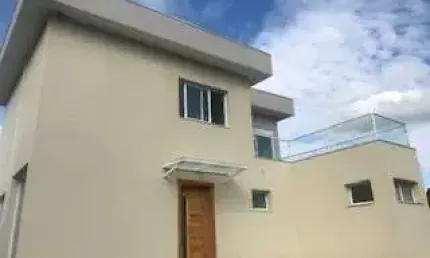 Sobrado à venda com 775m² de terreno, com 3 suítes e piscina
