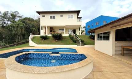 SOBRADO COM 4 QUARTOS, PISCINA  E ESPAÇO GOURMET NO CONDOMÍNIO SERRA DA ESTRELA!