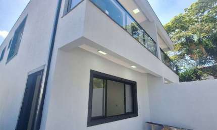Sobrado novinho, moderno com com 3 suítes, espaço gourmet e quintal no bairro Jardim Maristela em Atibaia SP