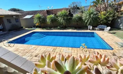 Linda casa térrea a venda no bairro Vila Giglio em Atibaia com 1.581m² de terreno.