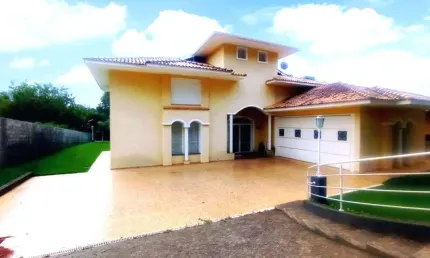 Imperdível! Chácara à venda em Atibaia-SP, Jardim Estância Brasil, 3 quartos, 1 suíte, 2 salas, 3 banheiros, 2 vagas, 1.836m².