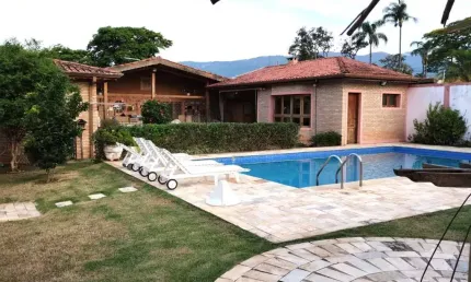 Linda Casa à Venda em Atibaia-SP no coração da Giglio: 3 quartos, 1 suíte, 3 salas, 2 vagas, 733m²