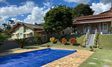 Charmosa casa/chácara em condomínio fechado com portaria e segurança com controle de acesso 24 horas!
