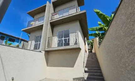 Sobrado à venda, com bastante quintal e 3 quartos sendo um suíte