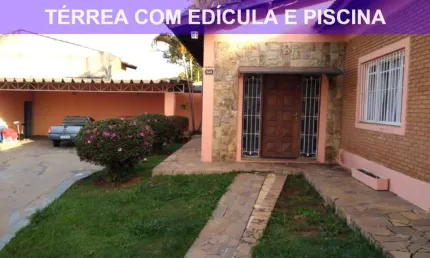 TÉRREA COM EDÍCULA E PISCINA, BAIRRO ALTO PADRÃO, NUMA RUA TRANQUILA.